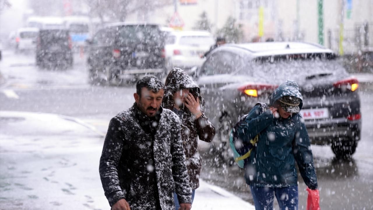 Bahar havasına girenlere kötü haber... Meteoroloji uzmanı tarih verip duyurdu! Diz boyu kar geliyor Bahar havasına girenlere kötü haber! Diz boyu kar geliyor... - 2. Resim