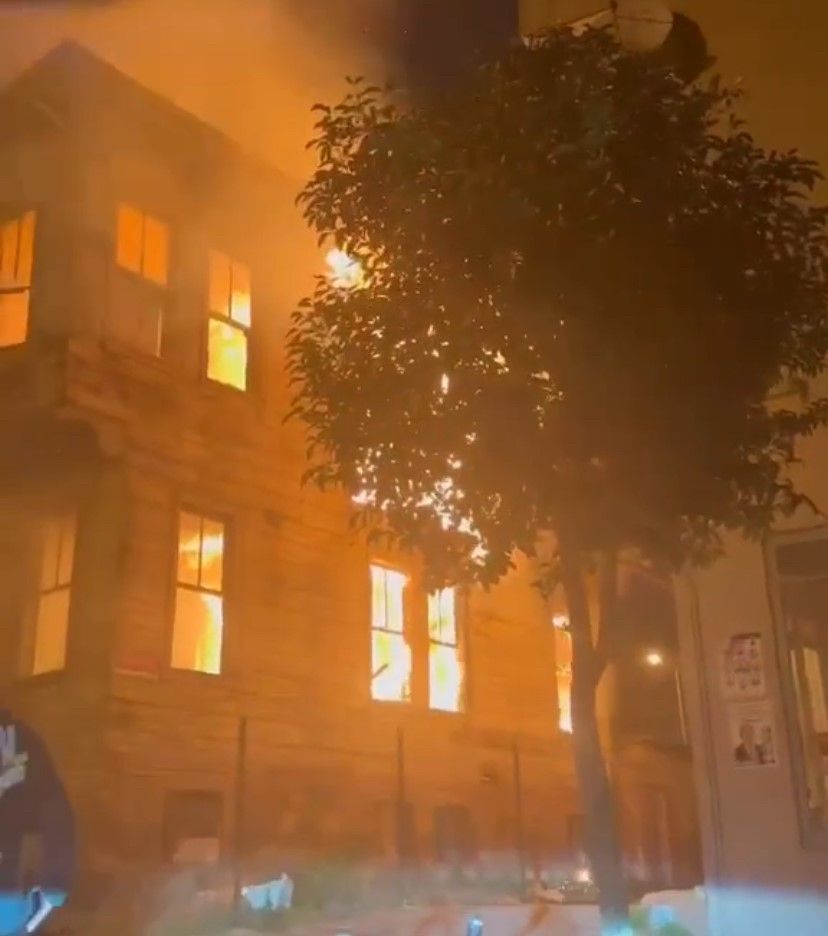 Büyükçekmece'de sıcak saatler! Tarihi bina cayır cayır yandı - 2. Resim