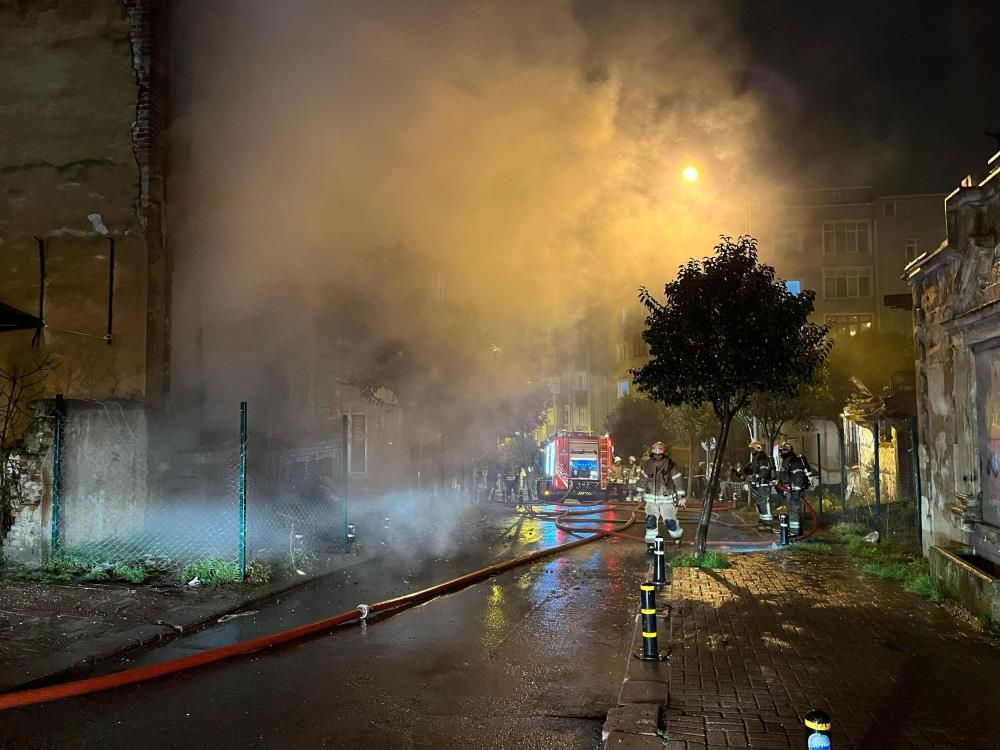 Büyükçekmece'de sıcak saatler! Tarihi bina cayır cayır yandı - 1. Resim