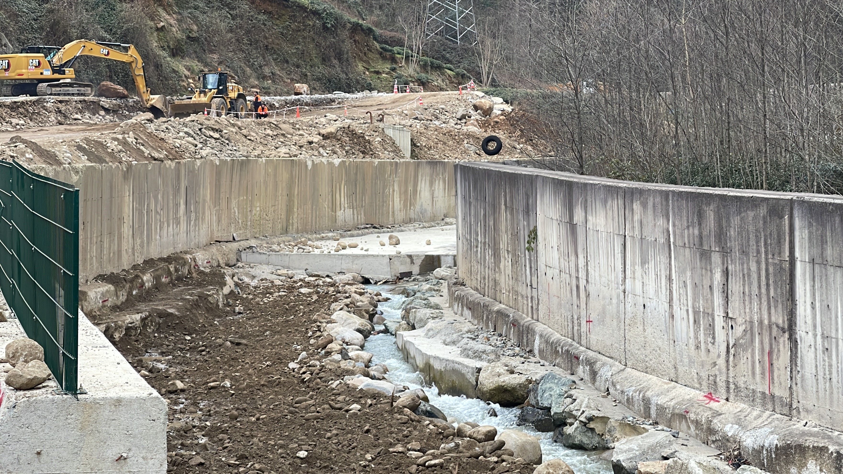 Garip ıslah çalışmasına vatandaşlardan tepki: Taşmasın diye dereye beton döktüler Garip ıslah çalışmasına vatandaşlardan tepki: Taşmasın diye dereye beton döktüler - 2. Resim