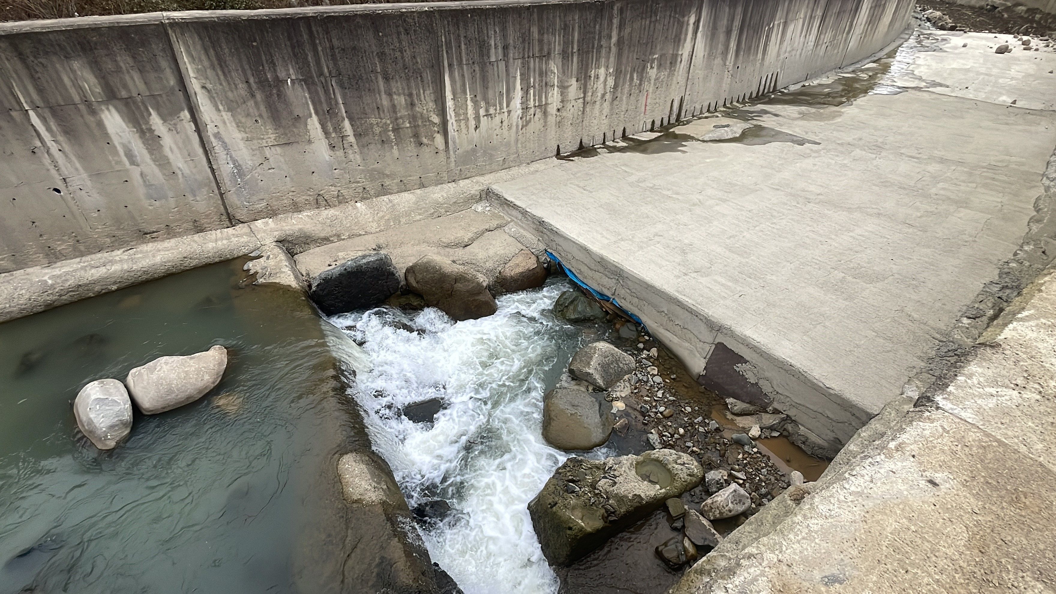 Garip ıslah çalışmasına vatandaşlardan tepki: Taşmasın diye dereye beton döktüler Garip ıslah çalışmasına vatandaşlardan tepki: Taşmasın diye dereye beton döktüler - 3. Resim