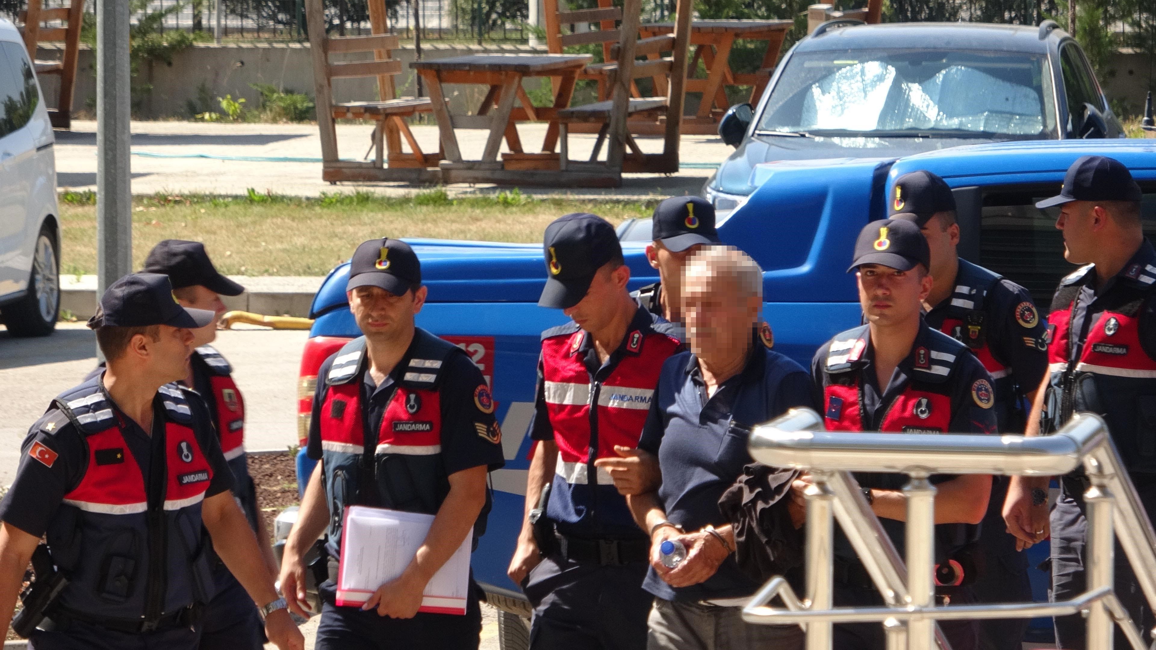 Husumetlisini arabayla ezerek öldüren sanık: Eşim olmasa o beni öldürecekti Husumetlisini arabayla ezerek öldüren sanık: Eşim olmasa o beni öldürecekti - 2. Resim