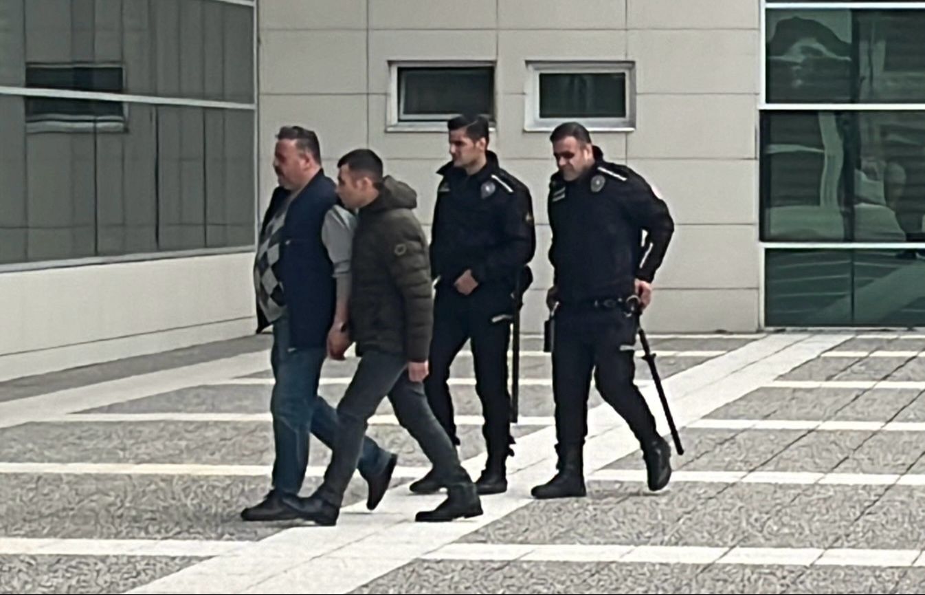 Husumetlisini arabayla ezerek öldüren sanık: Eşim olmasa o beni öldürecekti Husumetlisini arabayla ezerek öldüren sanık: Eşim olmasa o beni öldürecekti - 1. Resim