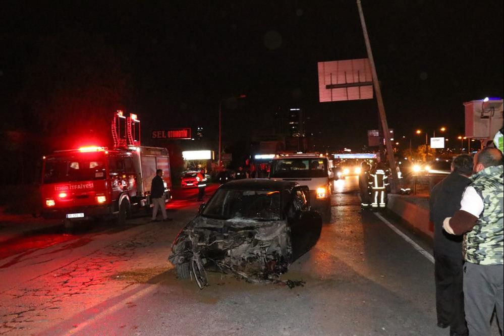 İzmir'de feci kaza! Kontrolden çıkan araç taklalar atarak yan yola devrildi: 1 ölü İzmir'de feci kaza! Kontrolden çıkan araç taklalar atarak yan yola devrildi: 1 ölü - 2. Resim