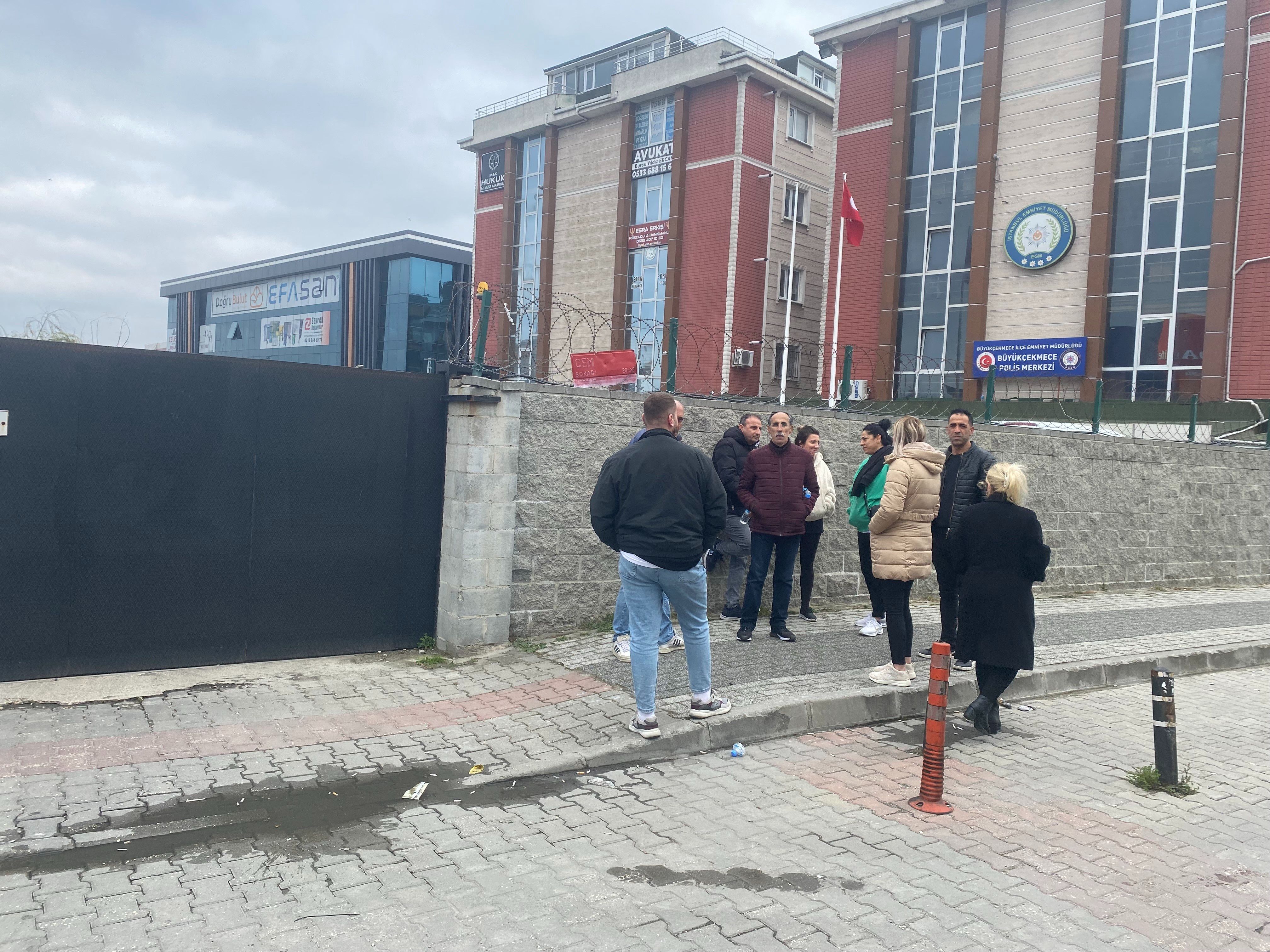 Lise müdürü okulu ringe çevirdi: Hem öğrencileri hem de veliyi darp etti Lise müdürü okulu ringe çevirdi: Hem öğrencileri hem de veliyi darp etti - 1. Resim