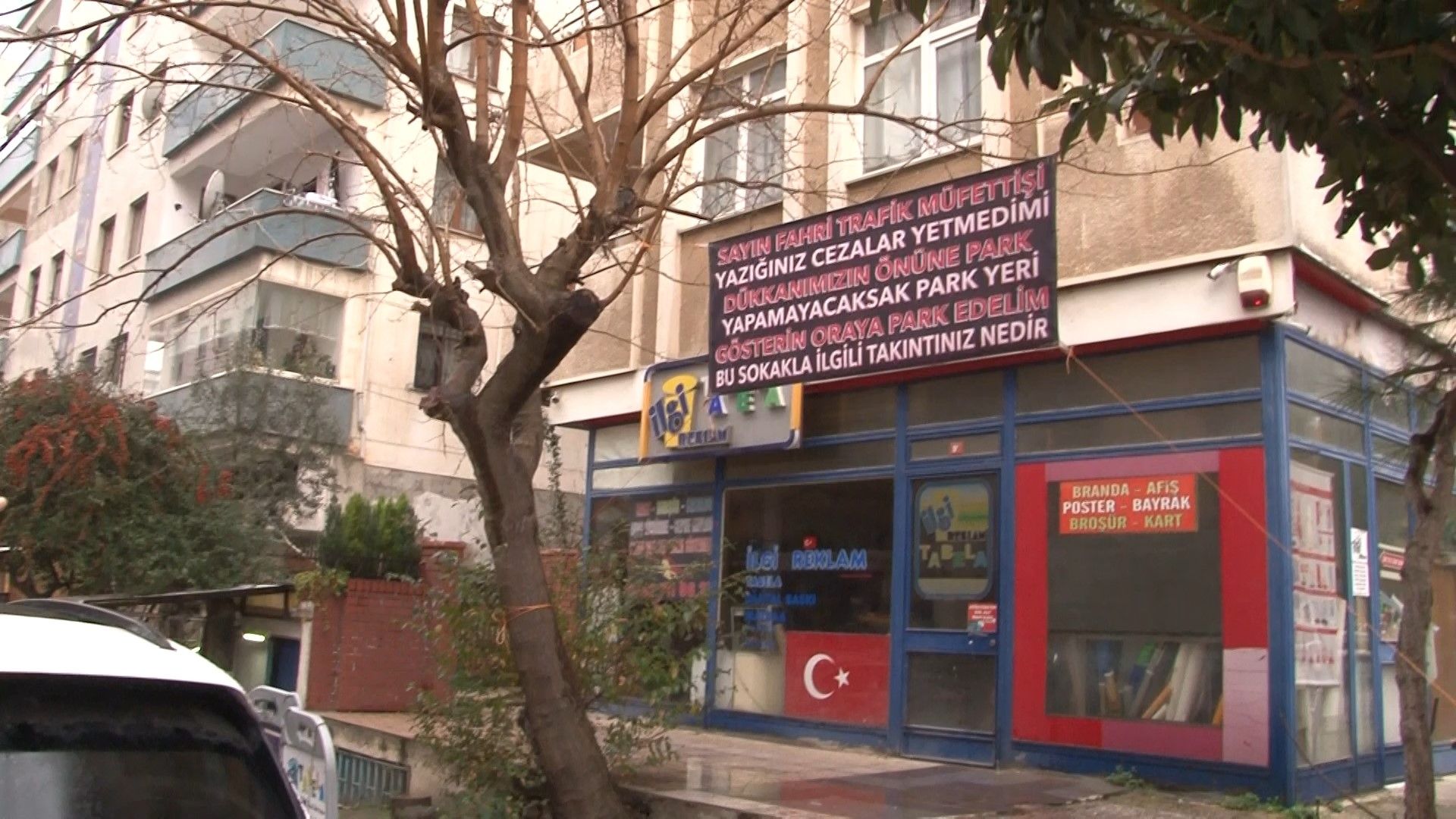 Neredeyse tüm sokağa ceza yazan fahri müfettiş isyan ettirdi: Mahalleli pankart asıp, sordu... Neredeyse tüm sokağa ceza yazan fahri müfettiş isyan ettirdi: Mahalleli  pankart asıp, sordu... - 2. Resim