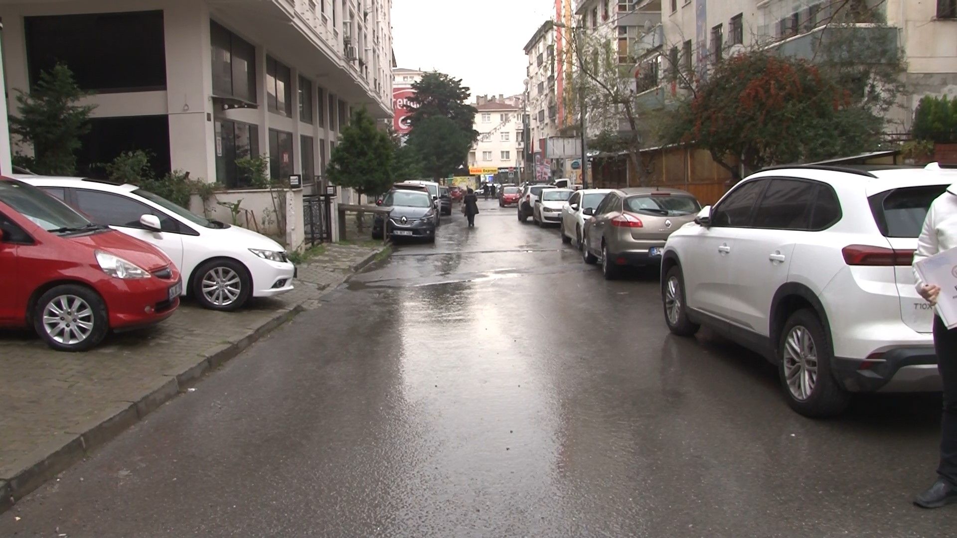 Neredeyse tüm sokağa ceza yazan fahri müfettiş isyan ettirdi: Mahalleli pankart asıp, sordu... Neredeyse tüm sokağa ceza yazan fahri müfettiş isyan ettirdi: Mahalleli  pankart asıp, sordu... - 1. Resim