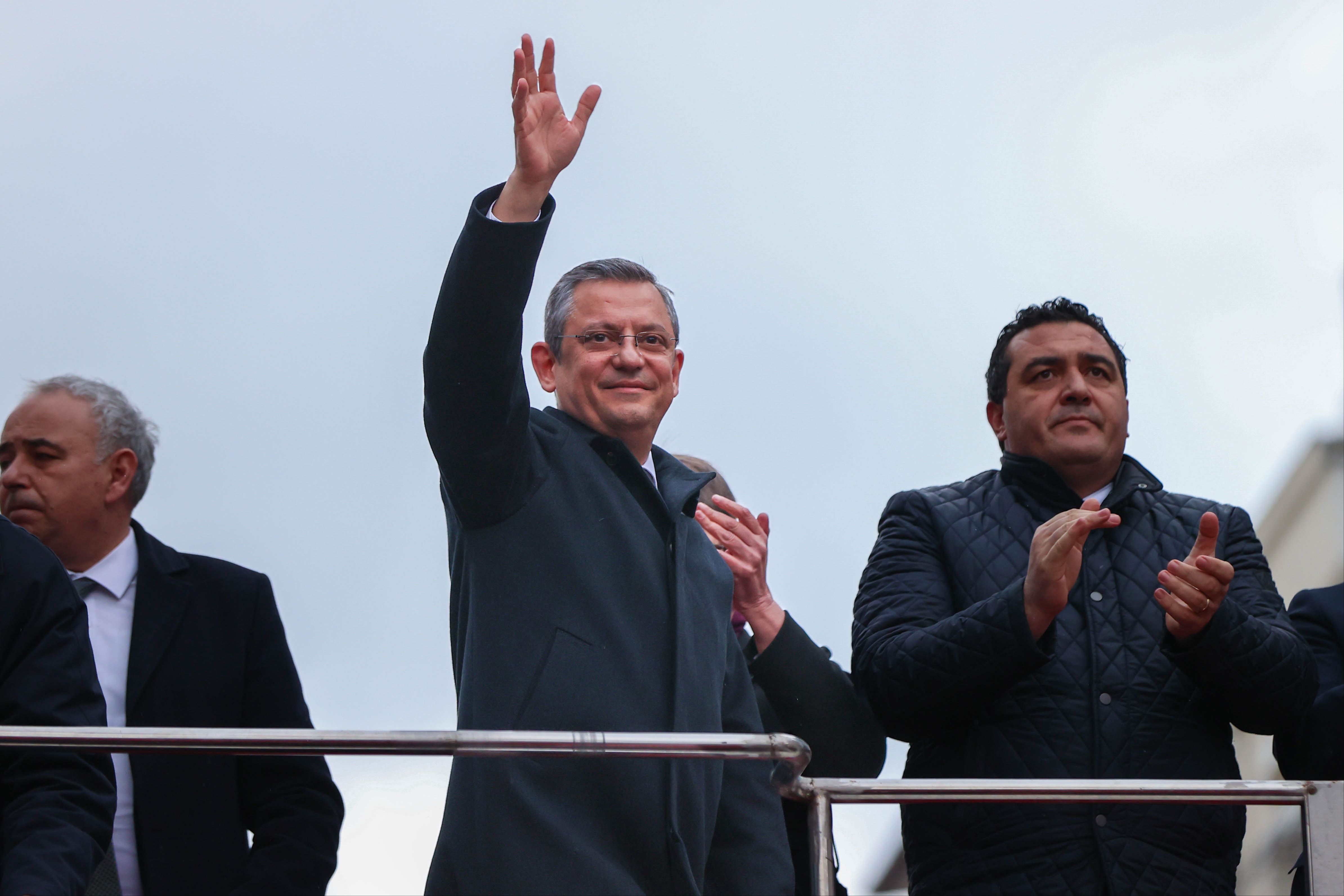 Özgür Özel, eski ortaklarının seçmenlerinden oy istedi: Eski dosttan düşman olmaz - 1. Resim