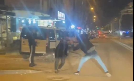 Sokağı boks ringine &ccedil;evirdiler! Bursa'da alacaklıların kavgası kamerada - 2. Resim