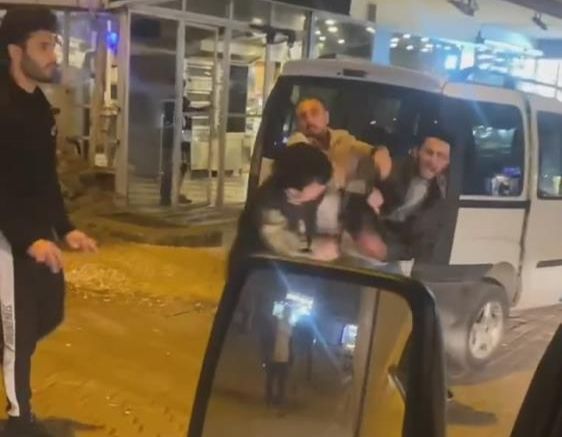 Sokağı boks ringine &ccedil;evirdiler! Bursa'da alacaklıların kavgası kamerada - 1. Resim