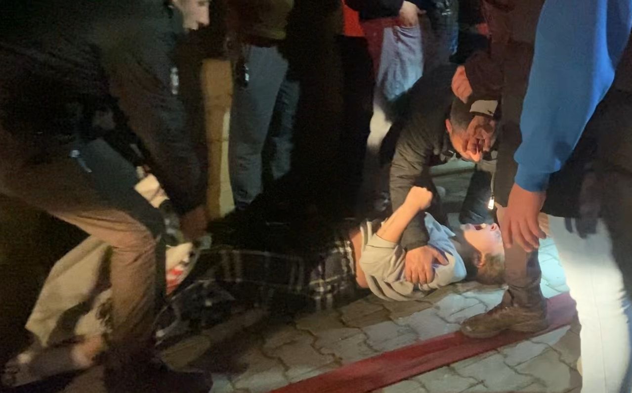 Ailesinin evini benzin döküp ateşe verdi! Her yerde aranıyor - 1. Resim