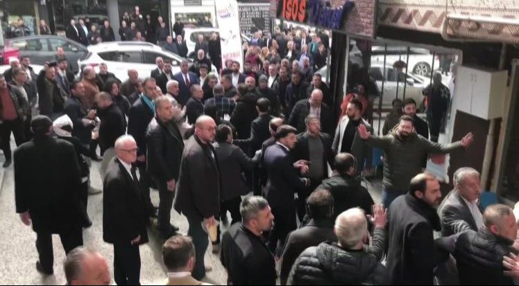 Akşener'in seçim çalışmasında arbede! İyi Parti ve YRP'liler arasında yumruklar havada uçuştu - 2. Resim