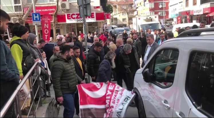 Akşener'in seçim çalışmasında arbede! İyi Parti ve YRP'liler arasında yumruklar havada uçuştu - 1. Resim