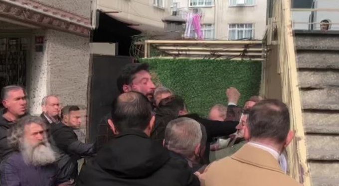 Akşener'in seçim çalışmasında arbede! İyi Parti ve YRP'liler arasında yumruklar havada uçuştu - 3. Resim