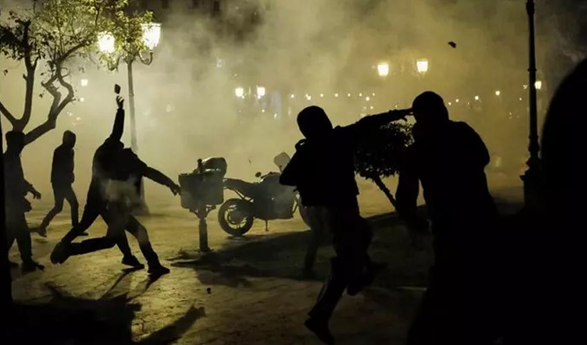 Avrupa maçı öncesi bıçaklı saldırı! Taraftarlar gasp edildi - 1. Resim