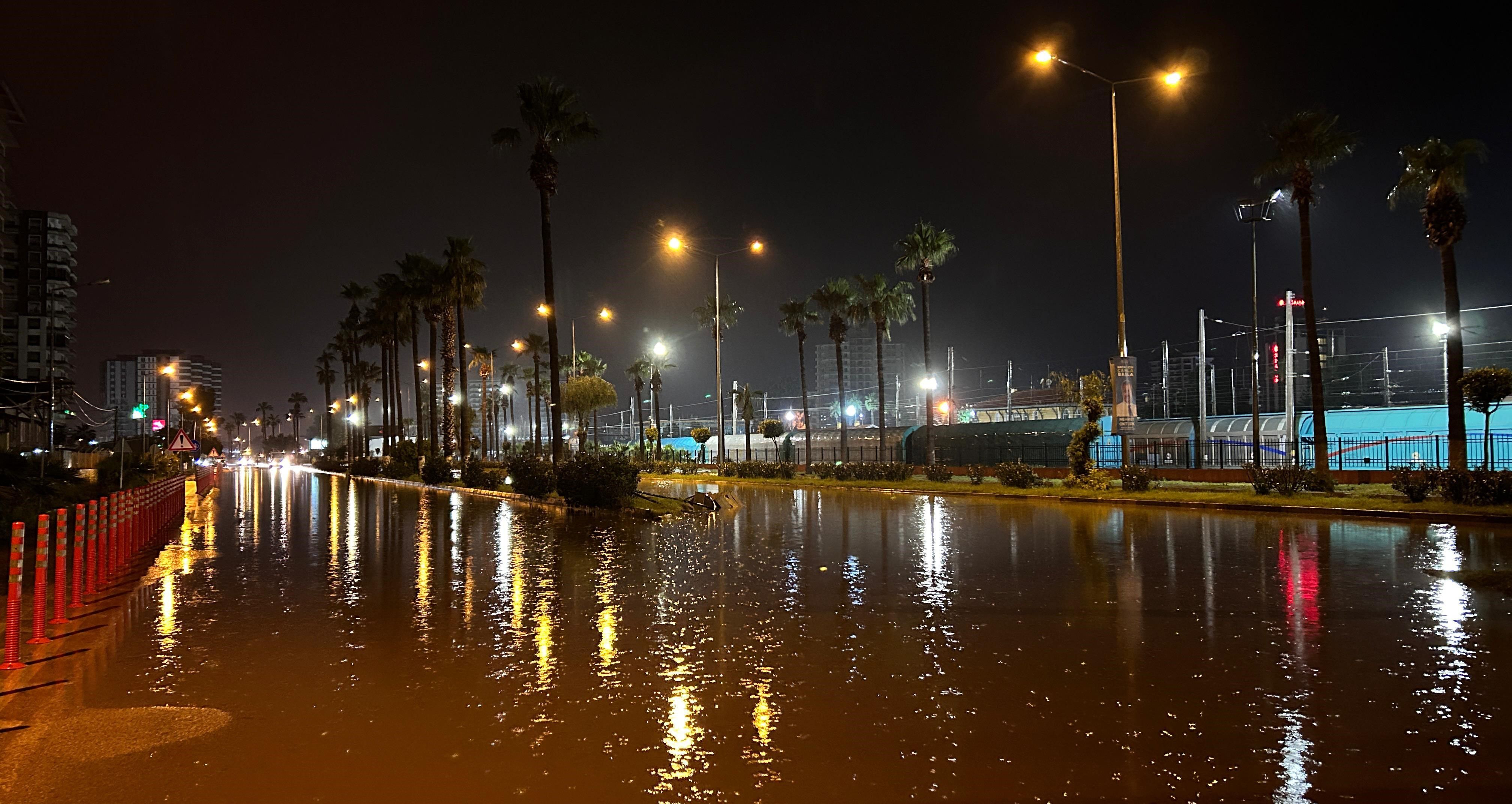 Hatay'ı sağanak vurdu, caddeler göle döndü! Meteoroloji'den yeni uyarı - 2. Resim