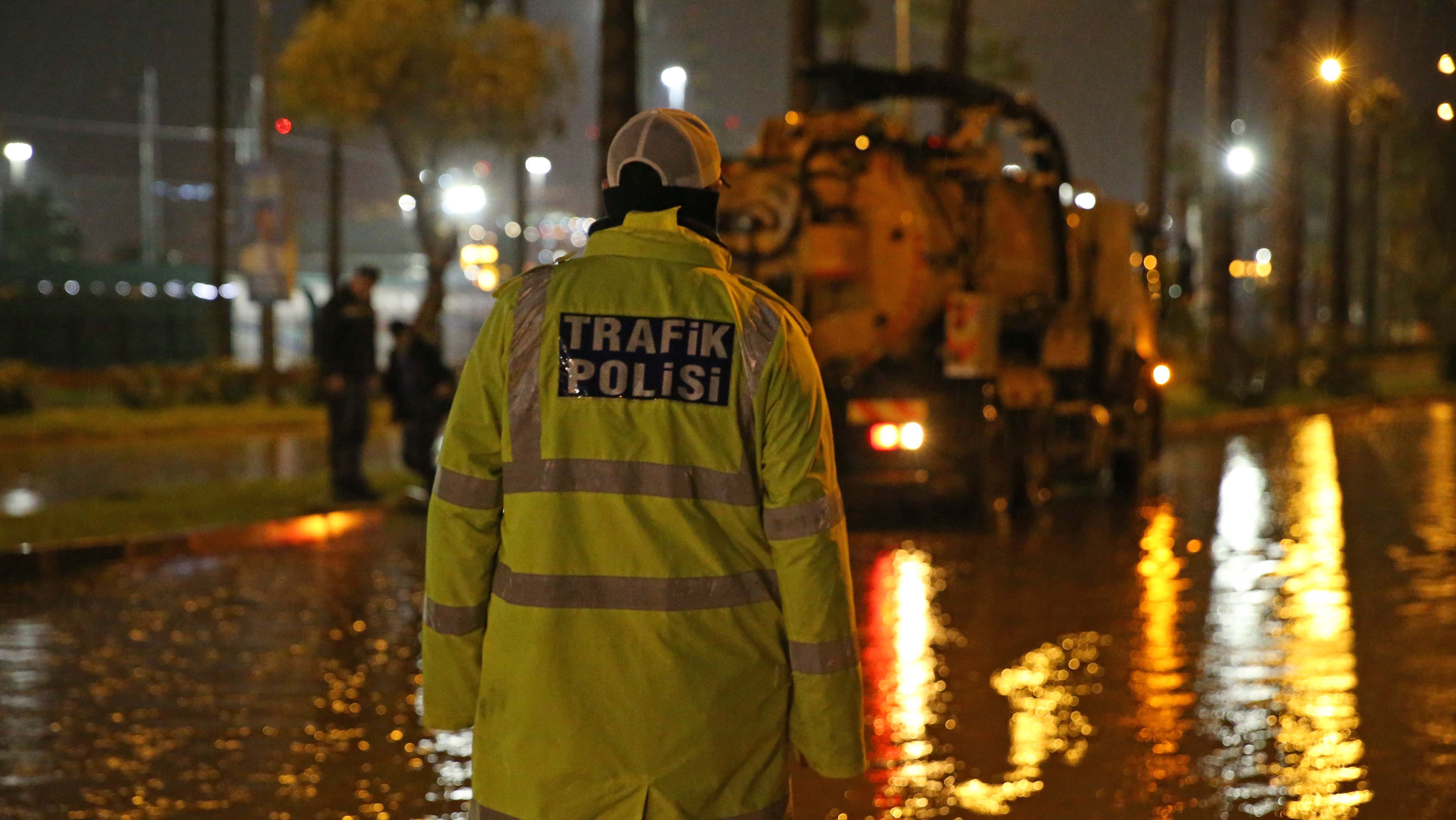 Hatay'ı sağanak vurdu, caddeler göle döndü! Meteoroloji'den yeni uyarı - 1. Resim