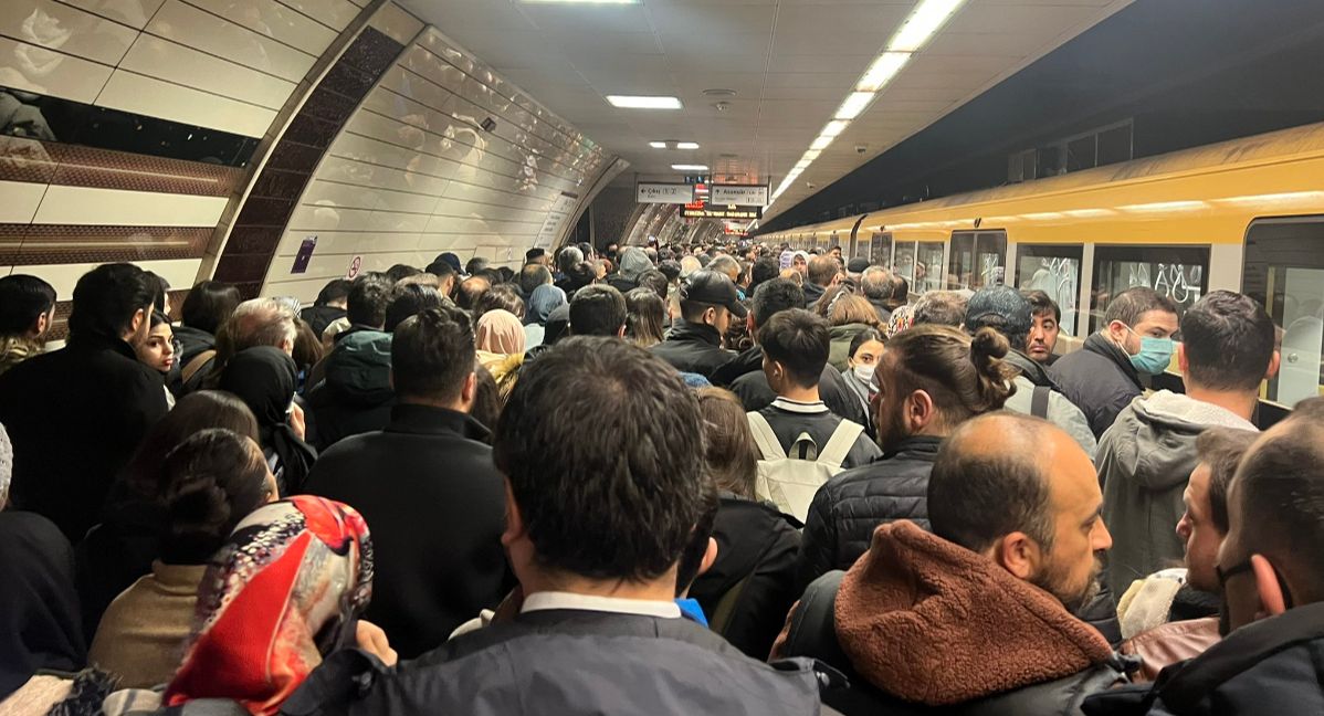 İstanbullu yine yolda kaldı! Üsküdar-Çekmeköy metro hattında seferler durdu - 2. Resim