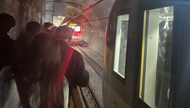 İstanbullu yine yolda kaldı! Üsküdar-Çekmeköy metro hattında seferler durdu - 1. Resim