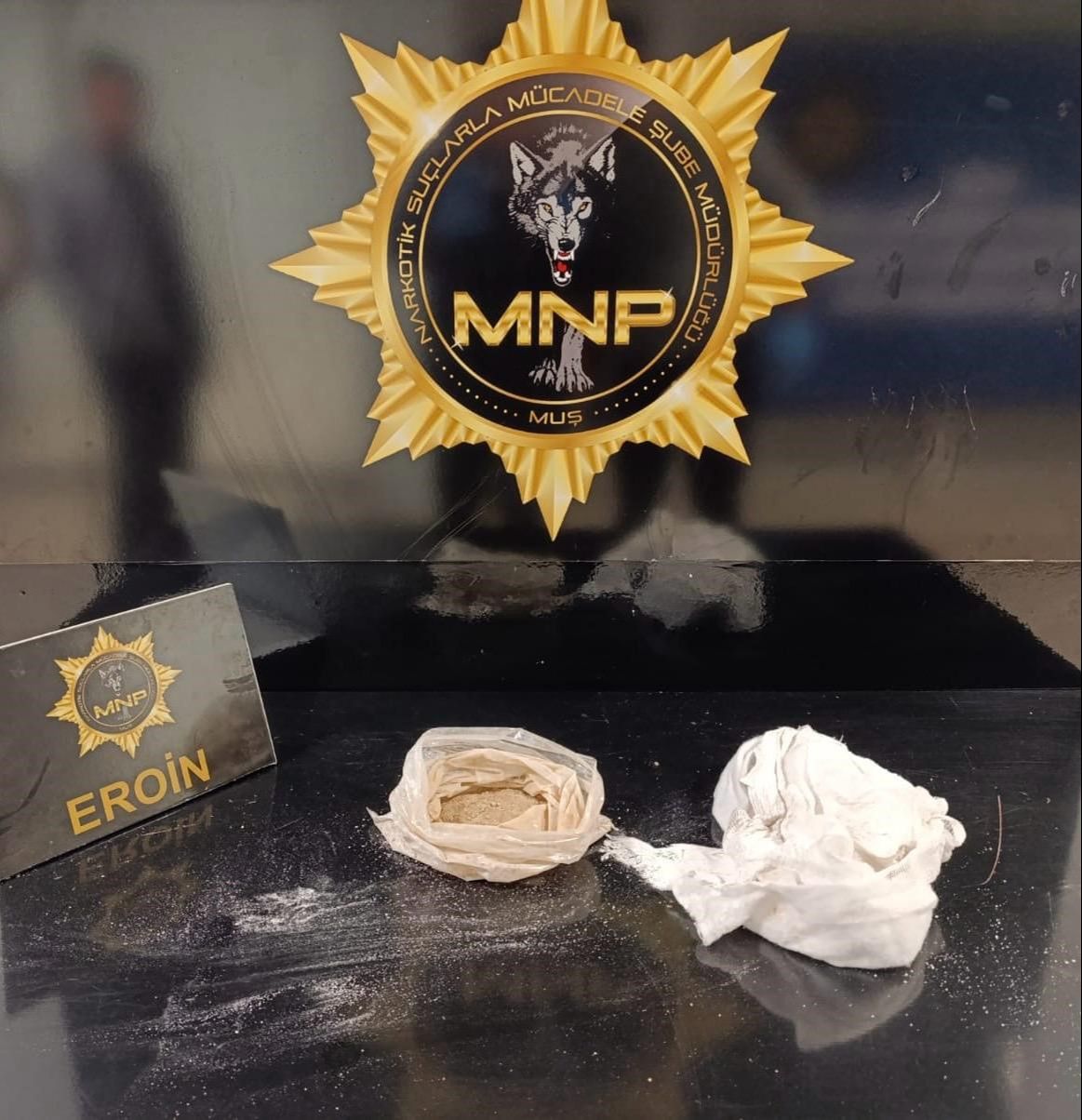 Kırık değil zehir çıktı! Alçılı ayağından eroin fışkırdı - 3. Resim