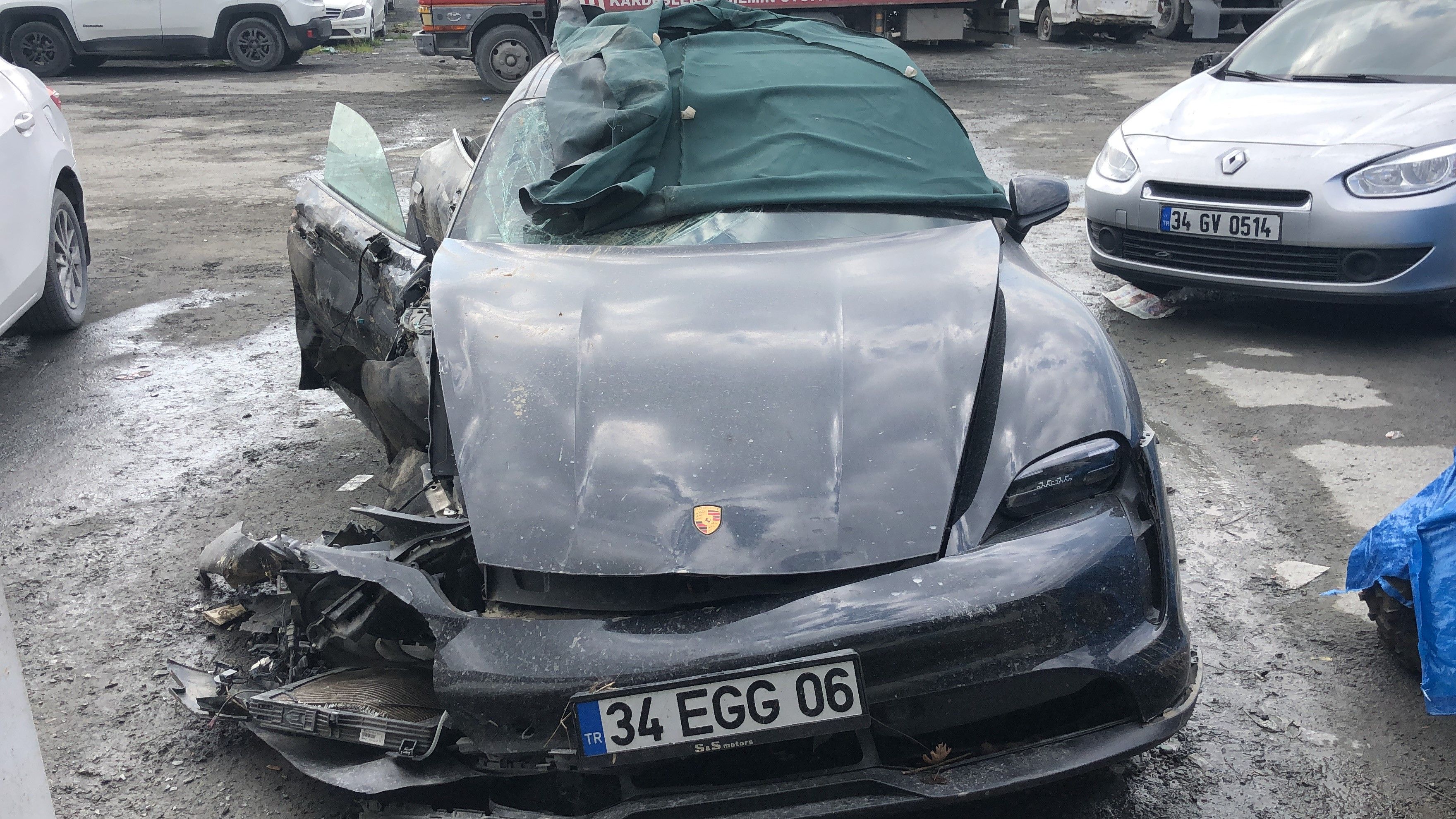 Mısır'a kaçan yazarın oğlu Porche'siyle can almıştı: Feci kazanın izi araçlarda - 1. Resim