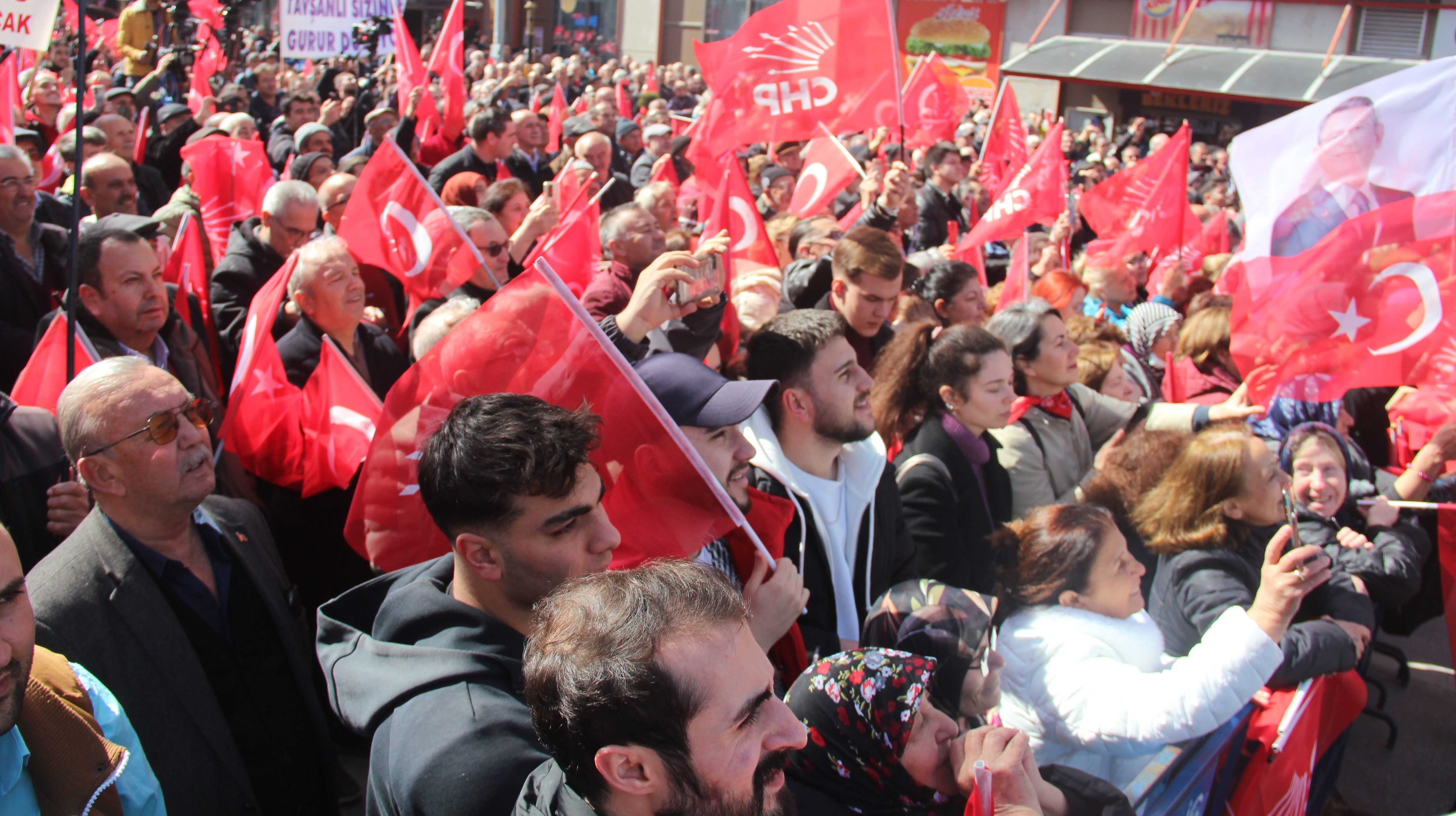 &Ouml;zg&uuml;r &Ouml;zel, belediye başkan adayı yerine Saadet Partili milletvekilinin elini kaldırdı - 1. Resim