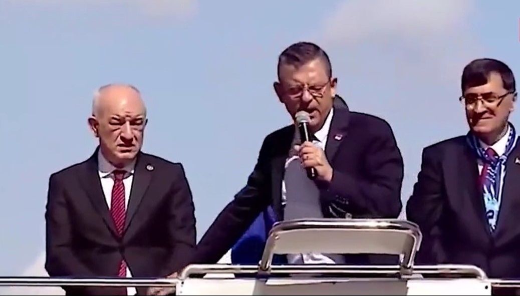 &Ouml;zg&uuml;r &Ouml;zel, belediye başkan adayı yerine Saadet Partili milletvekilinin elini kaldırdı - 2. Resim