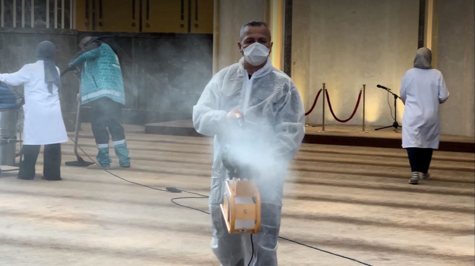 Taksim Camii gül suyuyla yıkandı! Minarelerine kelime-i tevhid mahyası asılarak Ramazan'a hazırlandı - 1. Resim