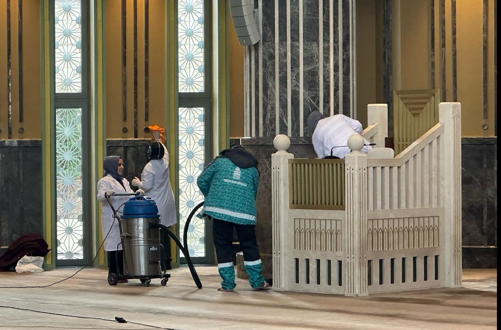 Taksim Camii gül suyuyla yıkandı! Minarelerine kelime-i tevhid mahyası asılarak Ramazan'a hazırlandı - 2. Resim
