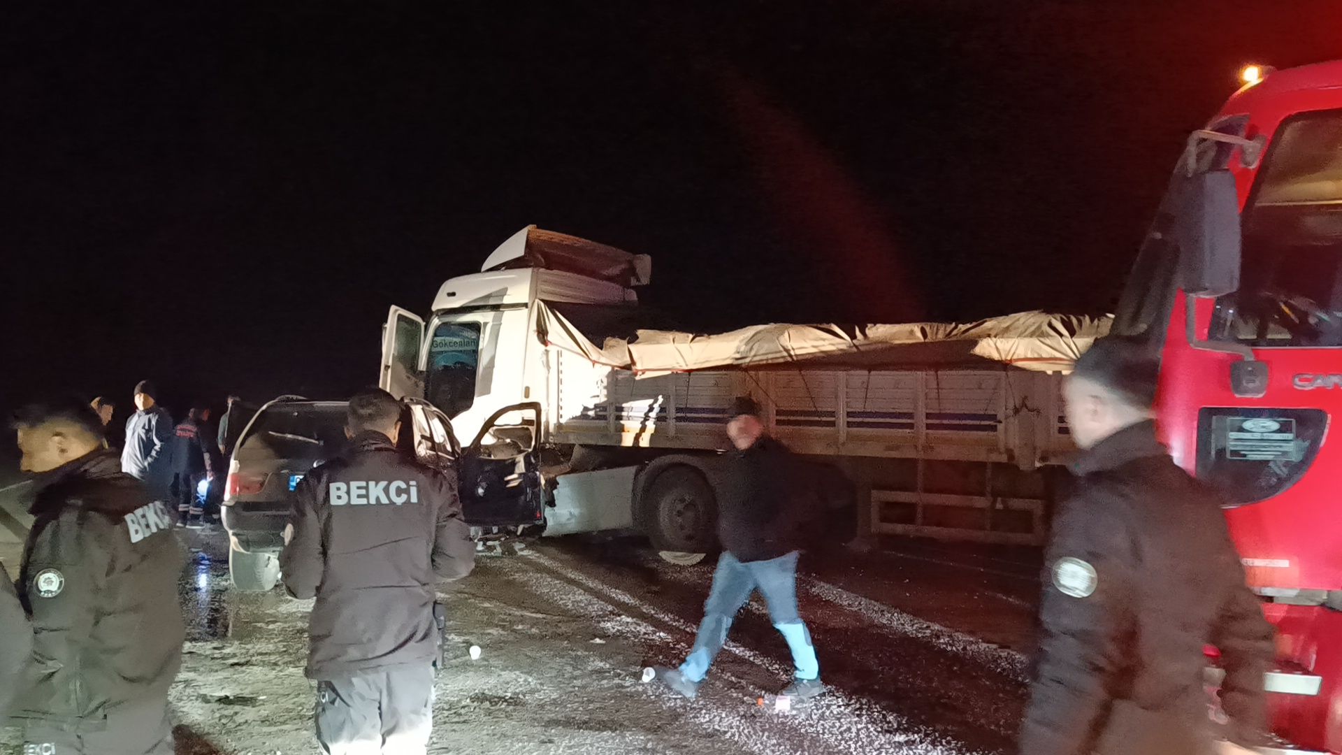 Tırla cip çarpıştı, 2'si polis memuru 4 kişi yaralandı - 2. Resim