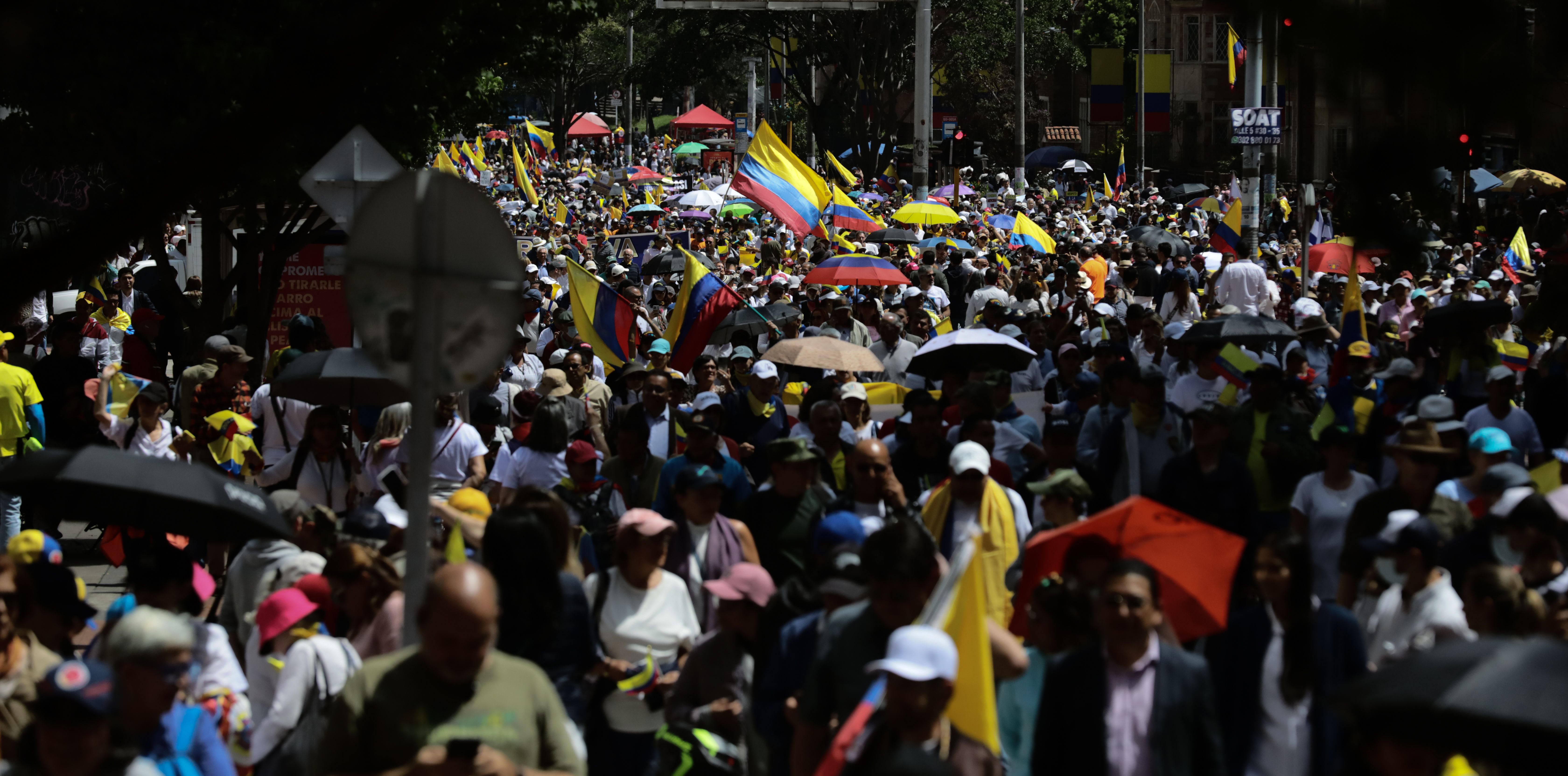 Binlerce kişi sokağa indi! Kolombiya'da hükümetin politikaları protesto edildi Yüzlerce kişi sokağa indi! Kolombiya'da hükümetin politikaları protesto edildi - 1. Resim