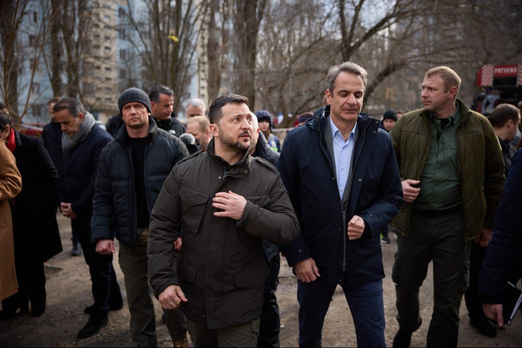 Zelenskiy ve Miçotakis, Odesa sokaklarında! Savaşın izlerini incelediler - 5. Resim