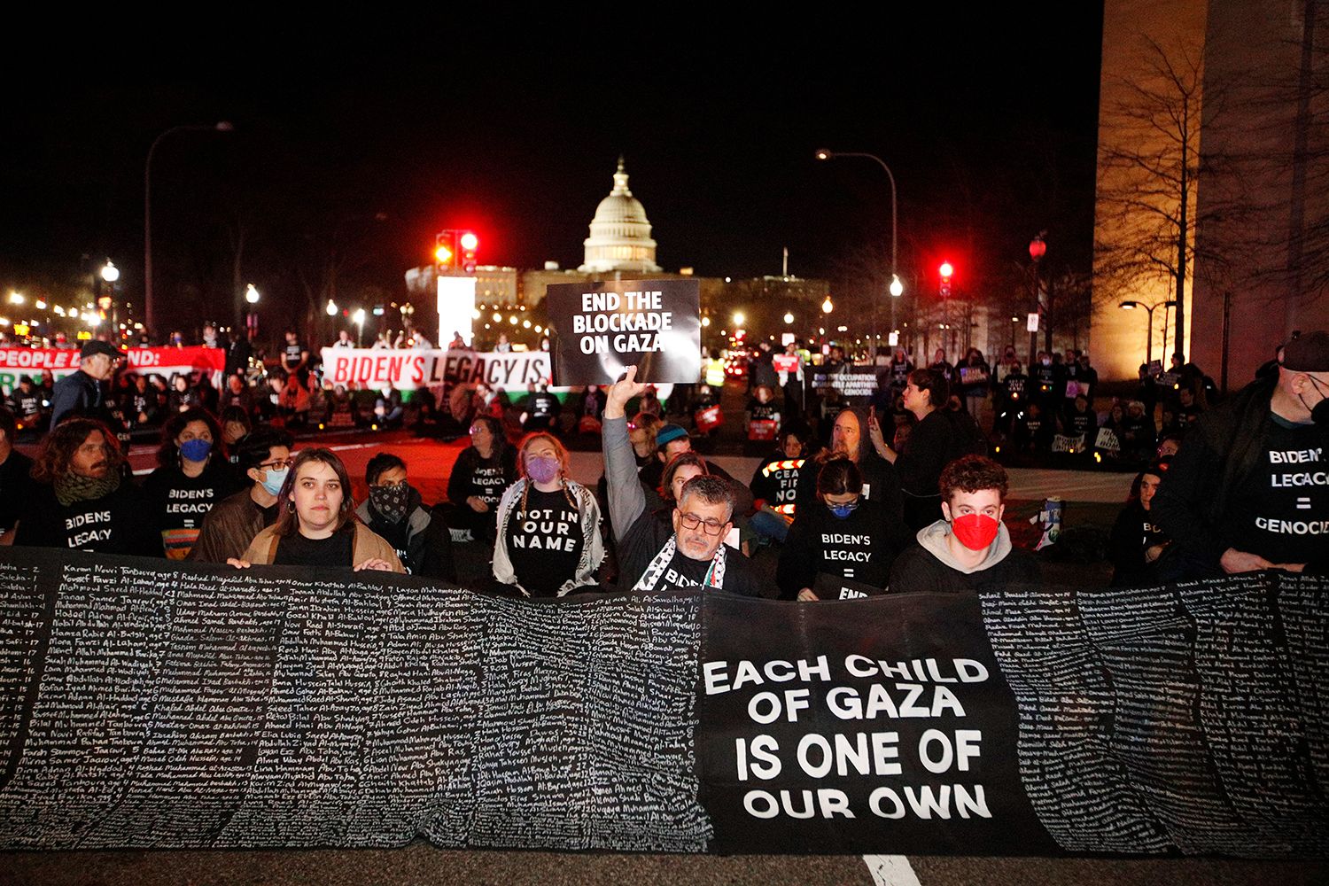 ABD'de yüzlerce kişi Biden'in yolunu kesti! Dev Filistin bayrağı açan göstericiler 'Ateşkes' sloganları attı - 4. Resim