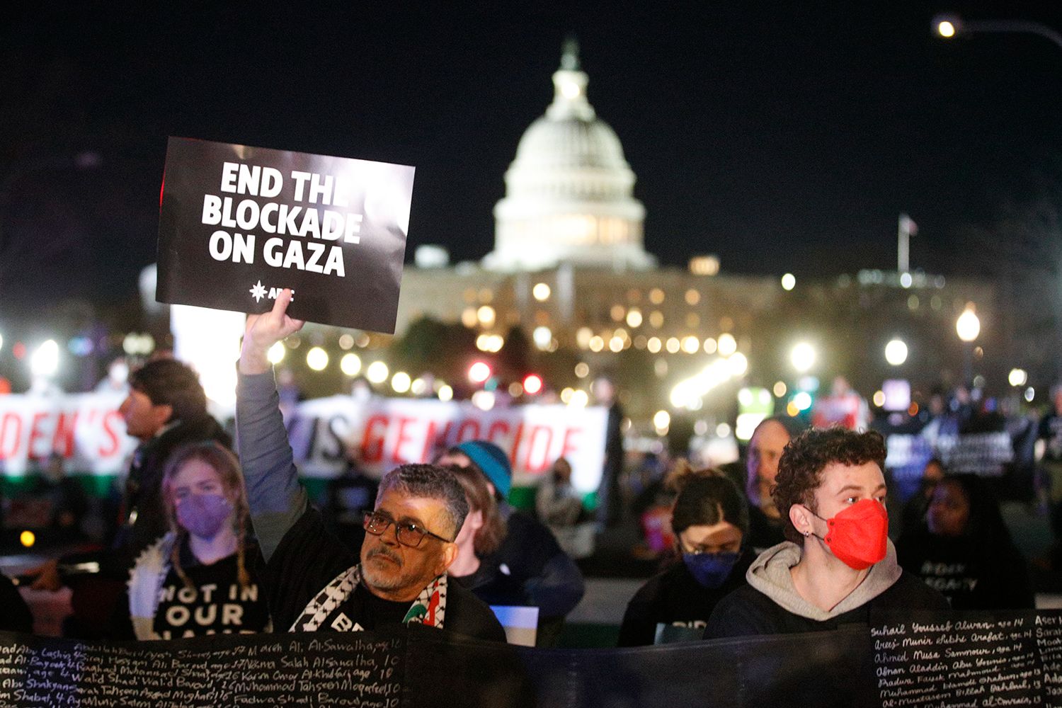 ABD'de yüzlerce kişi Biden'in yolunu kesti! Dev Filistin bayrağı açan göstericiler 'Ateşkes' sloganları attı - 1. Resim