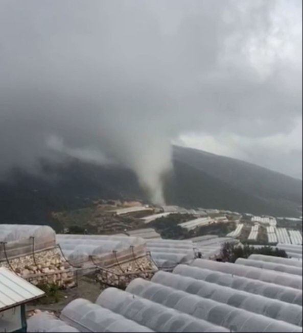 Antalya'da hortum hortum felaketi! Önüne geleni yuttu - 2. Resim