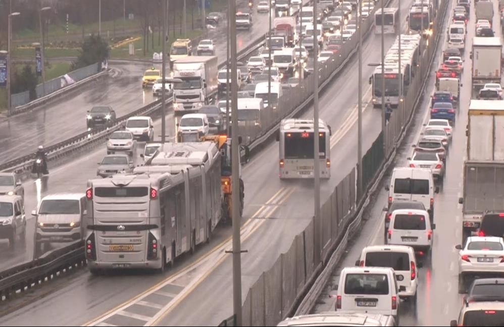 Avcılar'da metrobüsler çarpıştı, çok sayıda yaralı var! Avcılar'da metrobüsler çarpıştı, çok sayıda yaralı var! - 1. Resim
