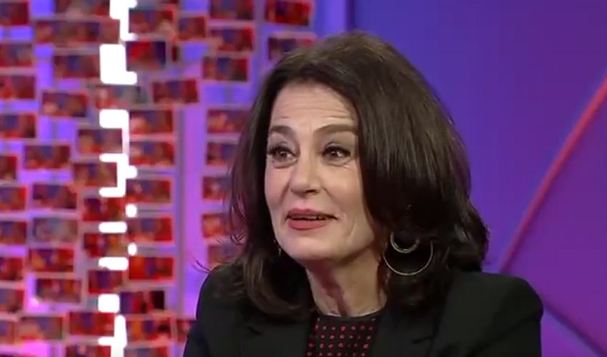 Ceyda Düvenci’den kızdıran sözler! Nazan Kesal’a “Umarım kapı kapı gezmezsin” diyen sunucuya tepki yağıyor Ceyda Düvenci’den kızdıran sözler! Nazan Kesal’a “Umarım kapı kapı gezmezsin” diyen sunucuya tepki yağıyor - 1. Resim