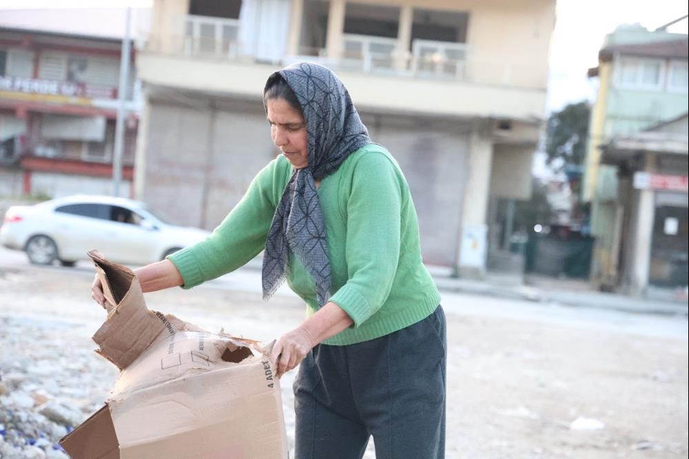 Evlatlarını okutmak için yağmur, çamur demeden çalıştı! Yaptığı iş ile erkeklere taş çıkarttı - 2. Resim