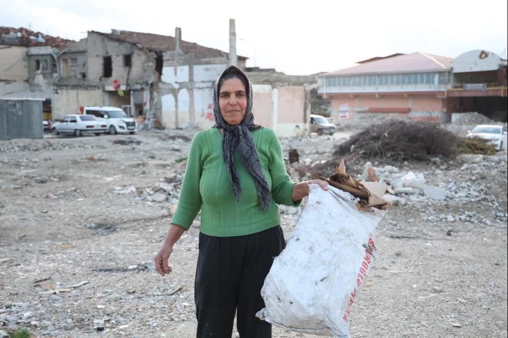 Evlatlarını okutmak için yağmur, çamur demeden çalıştı! Yaptığı iş ile erkeklere taş çıkarttı - 1. Resim