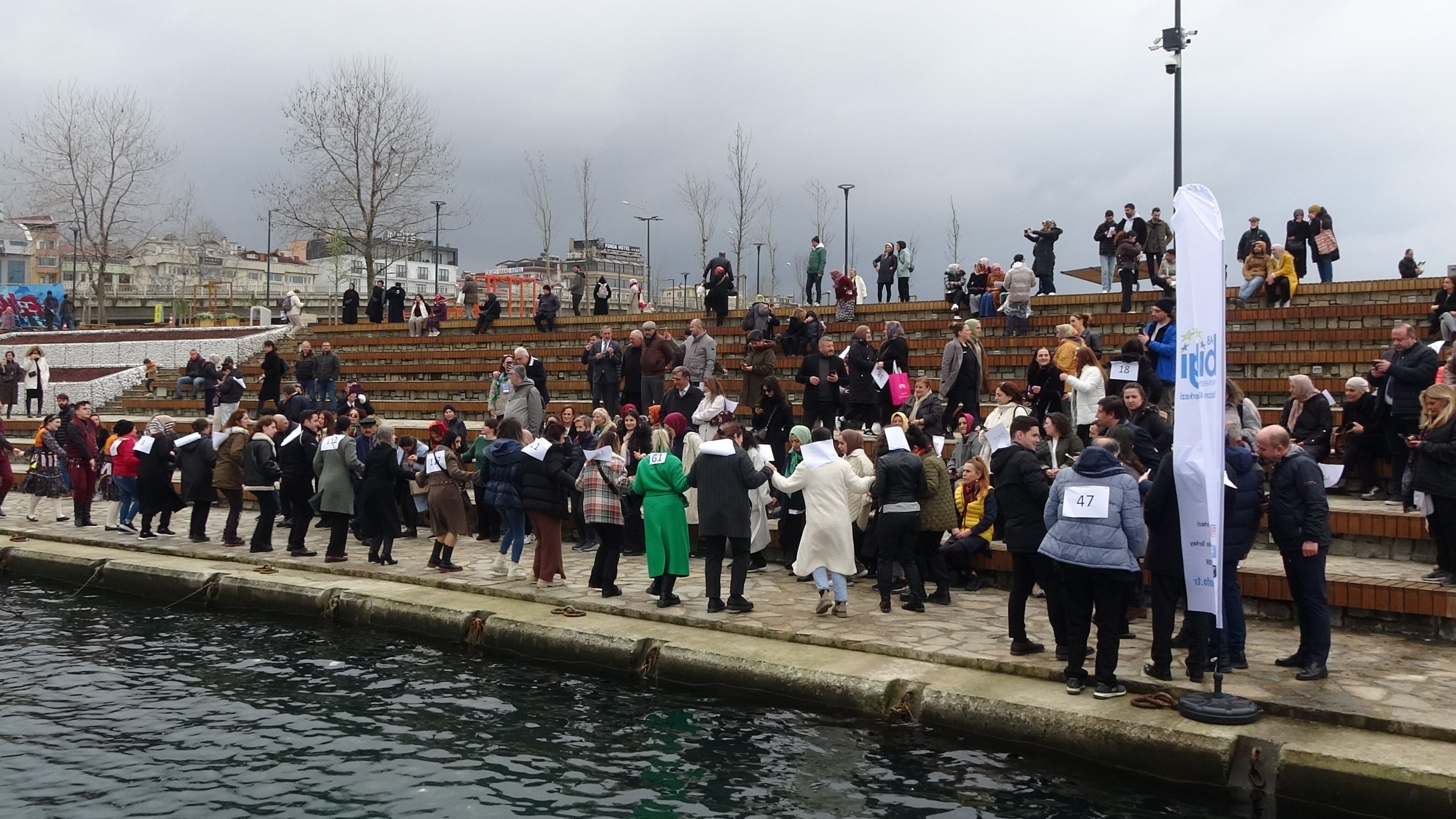 Guinness Dünya Rekorlar Kitabı'na girmek için horon halkası oluşturdular - 2. Resim