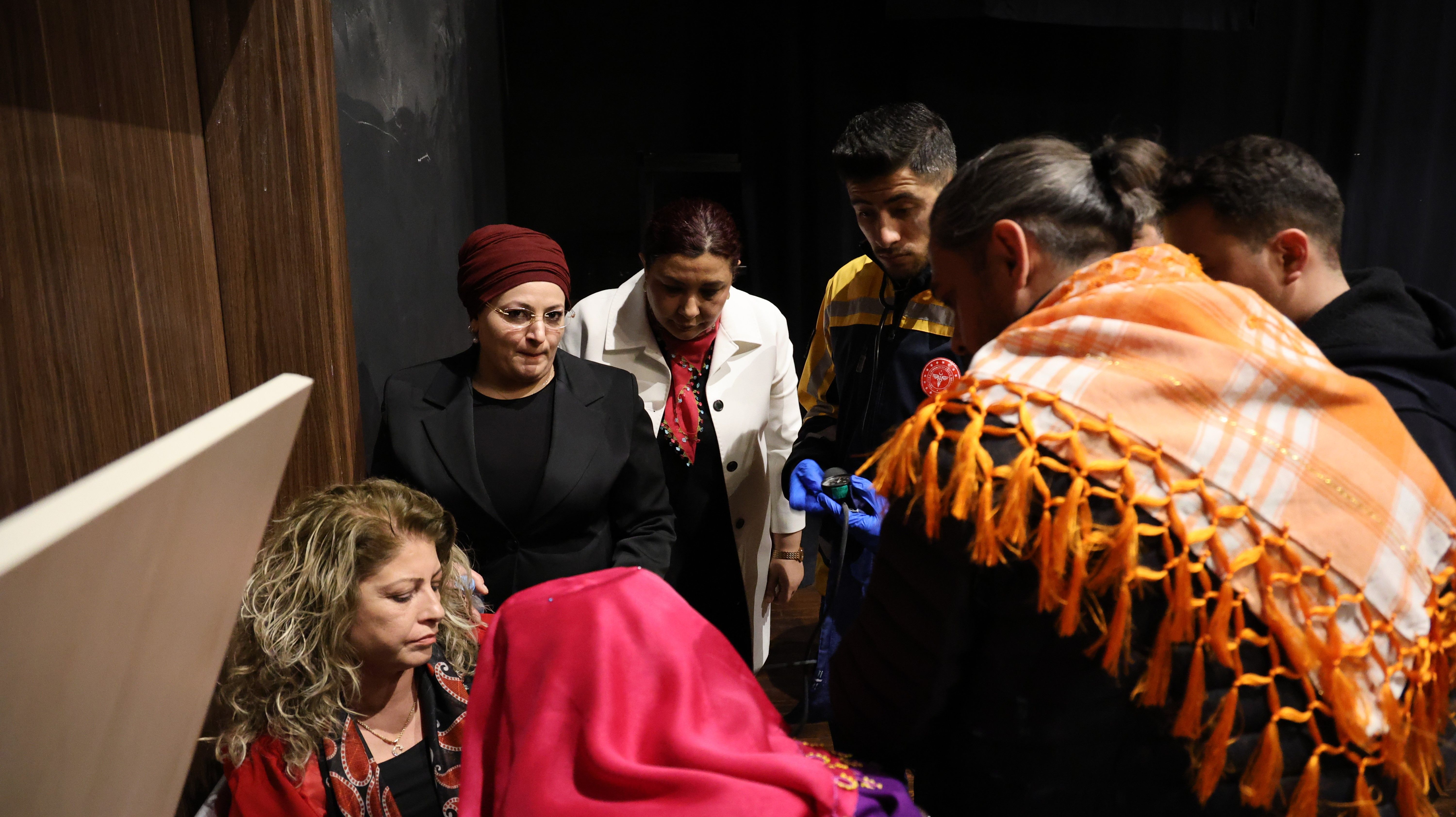 İl başkanı konuşması sırasında fenalaştı, kadın mevkidaşı müdahale etti - 1. Resim