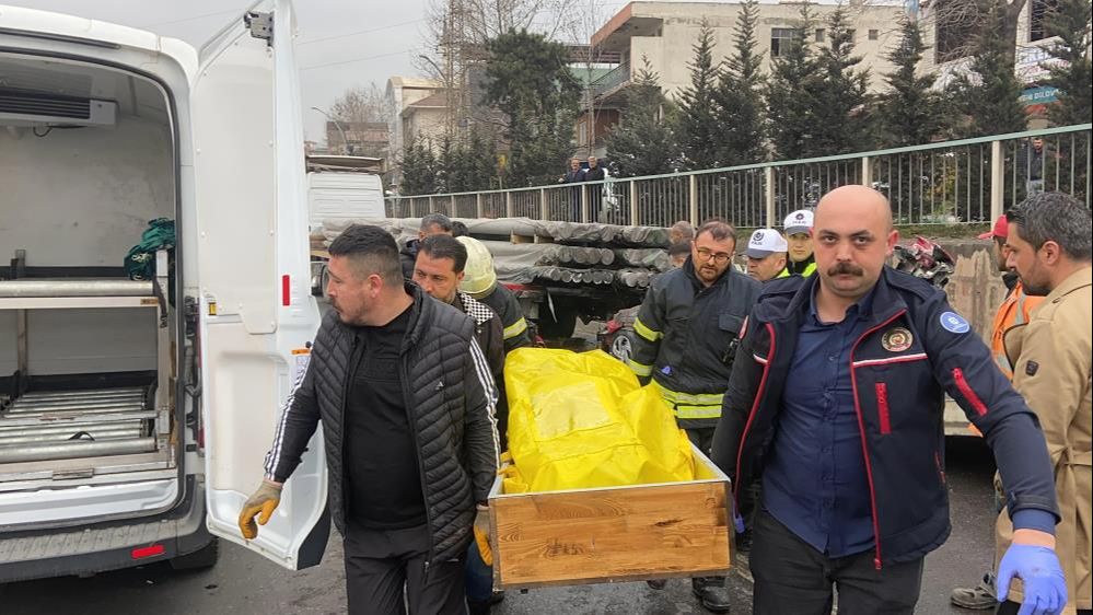 Kocaeli'de korkunç kaza! Tırın altında kalan araç sürücüsünün cansız bedeni 1 saatte çıkarıldı Kocaeli'de korkunç kaza! Tırın altında kalan araç sürücüsünün cansız bedeni 1 saatte çıkarıldı - 4. Resim