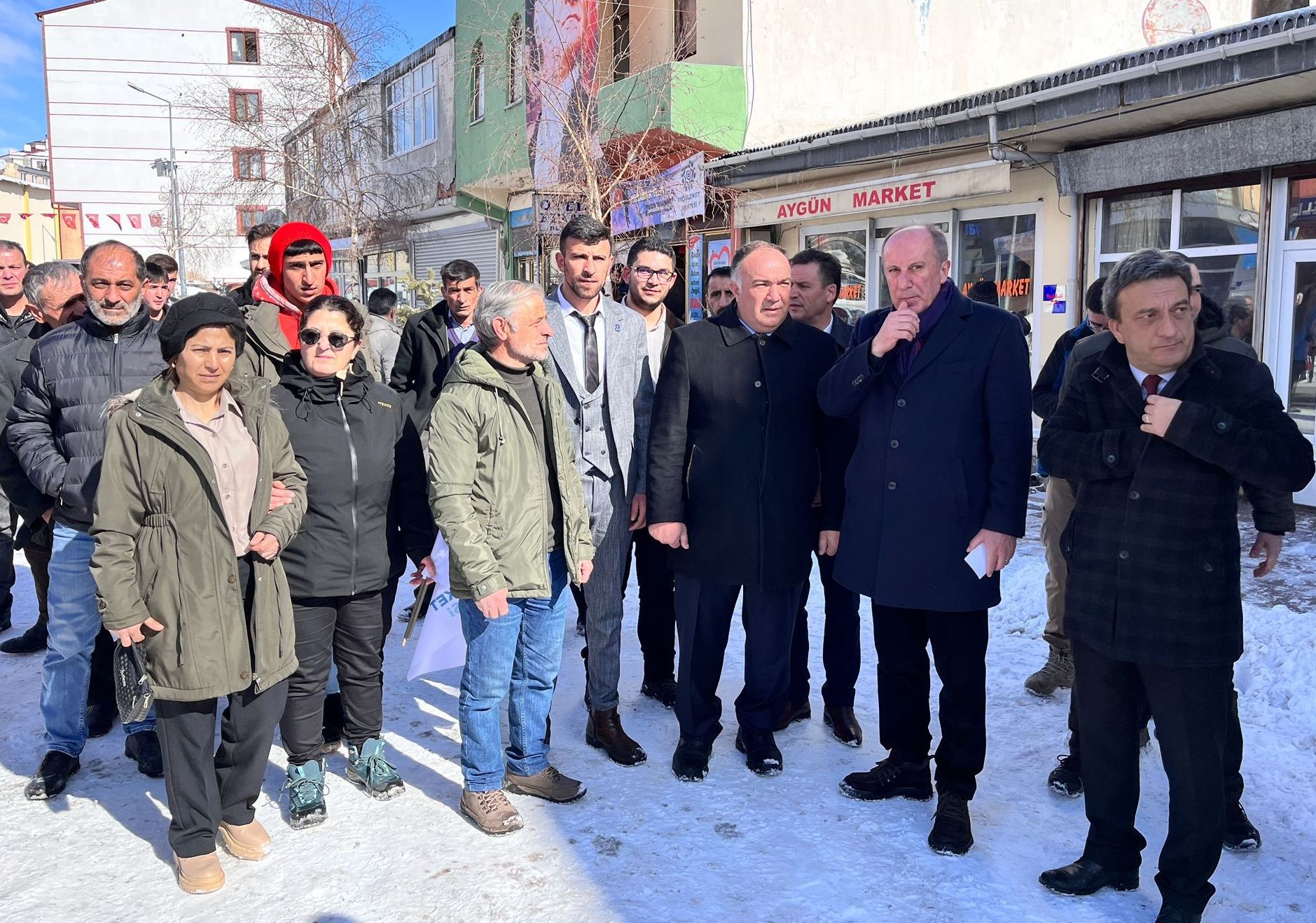 Sandalyeye çıktı, vatandaşlara hitap etti! Muharrem İnce Çıldır'da konuştu - 1. Resim