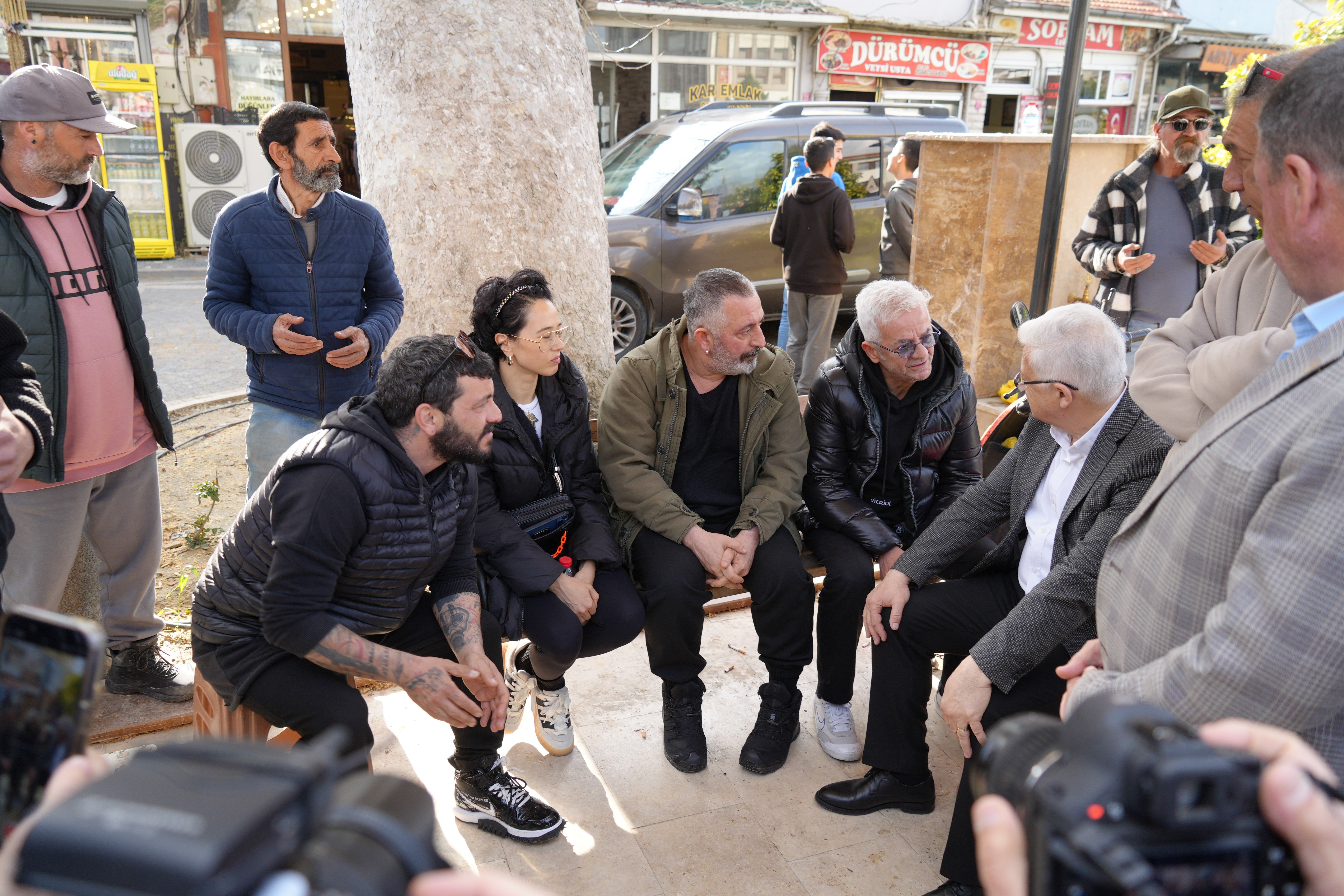 Cem Yılmaz, acılı gününde Zafer Algöz'ü yalnız bırakmadı Cem Yılmaz, acılı gününde Zafer Algöz'ü yalnız bırakmadı - 3. Resim