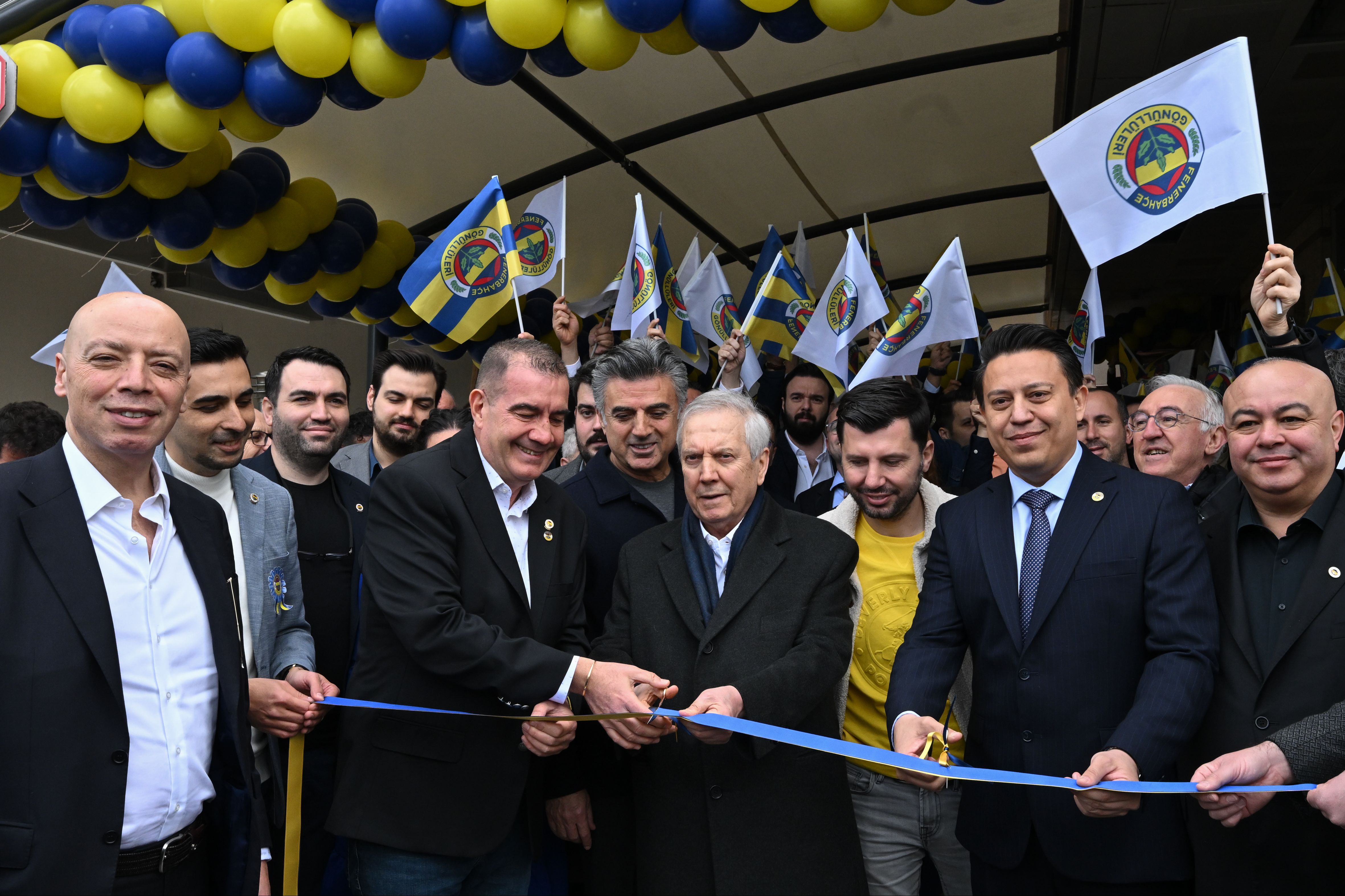 Dernek açılışına katılan Aziz Yıldırım'dan sert tepki! Fenerbahçe'nin tek sorununu açıkladı Dernek açılışına katılan Aziz Yıldırım'dan sert tepki! Fenerbahçe'nin tek sorununu açıkladı - 1. Resim