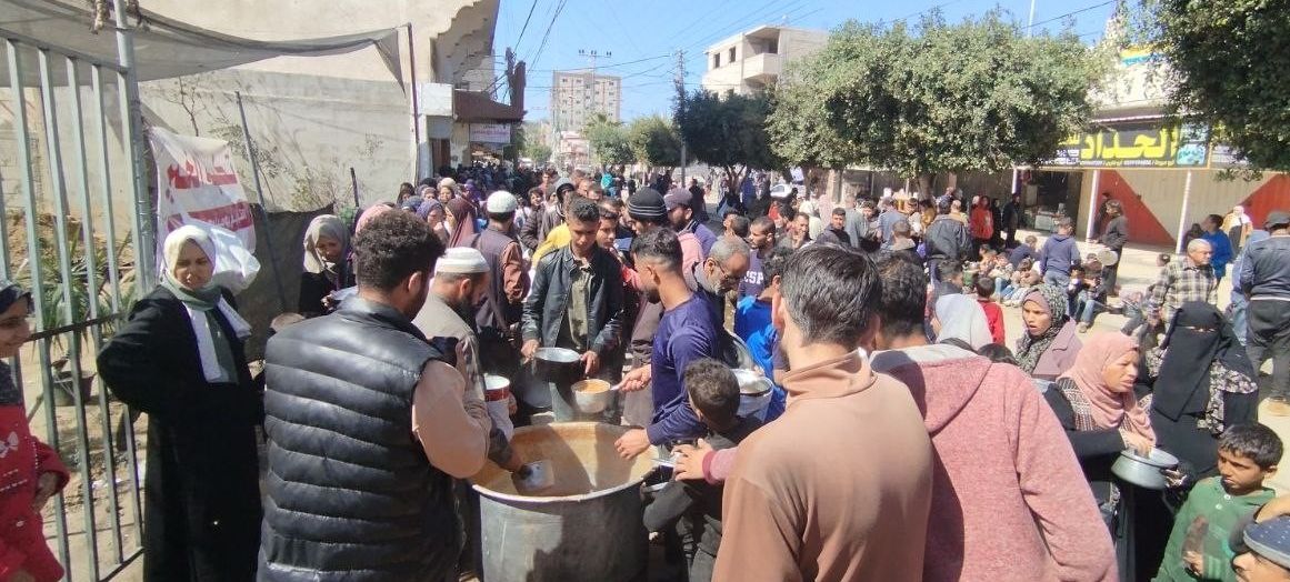 Gazze'de felaketin boyutu derinleşiyor! Çocuklar bir lokma için saatlerce bekliyor - 2. Resim