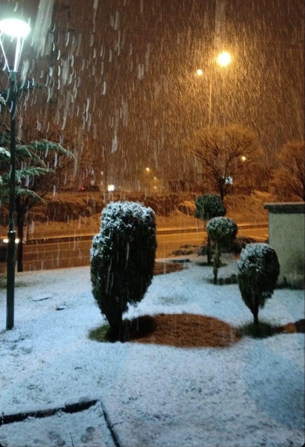 Hafta sonuna karla uyandılar! Gece yarısı başladı, her yer beyaza b&uuml;r&uuml;nd&uuml; - 4. Resim