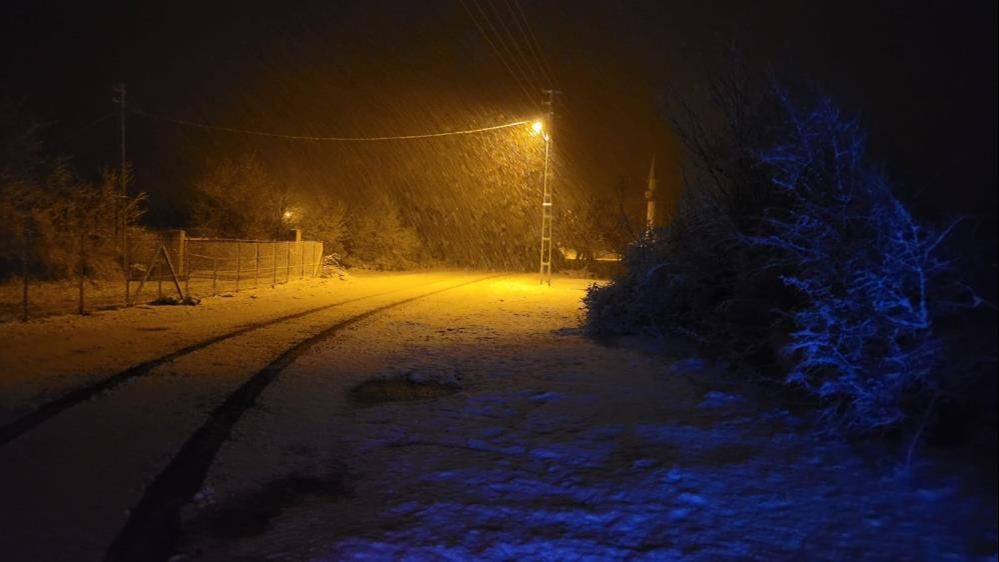 Hafta sonuna karla uyandılar! Gece yarısı başladı, her yer beyaza b&uuml;r&uuml;nd&uuml; - 1. Resim