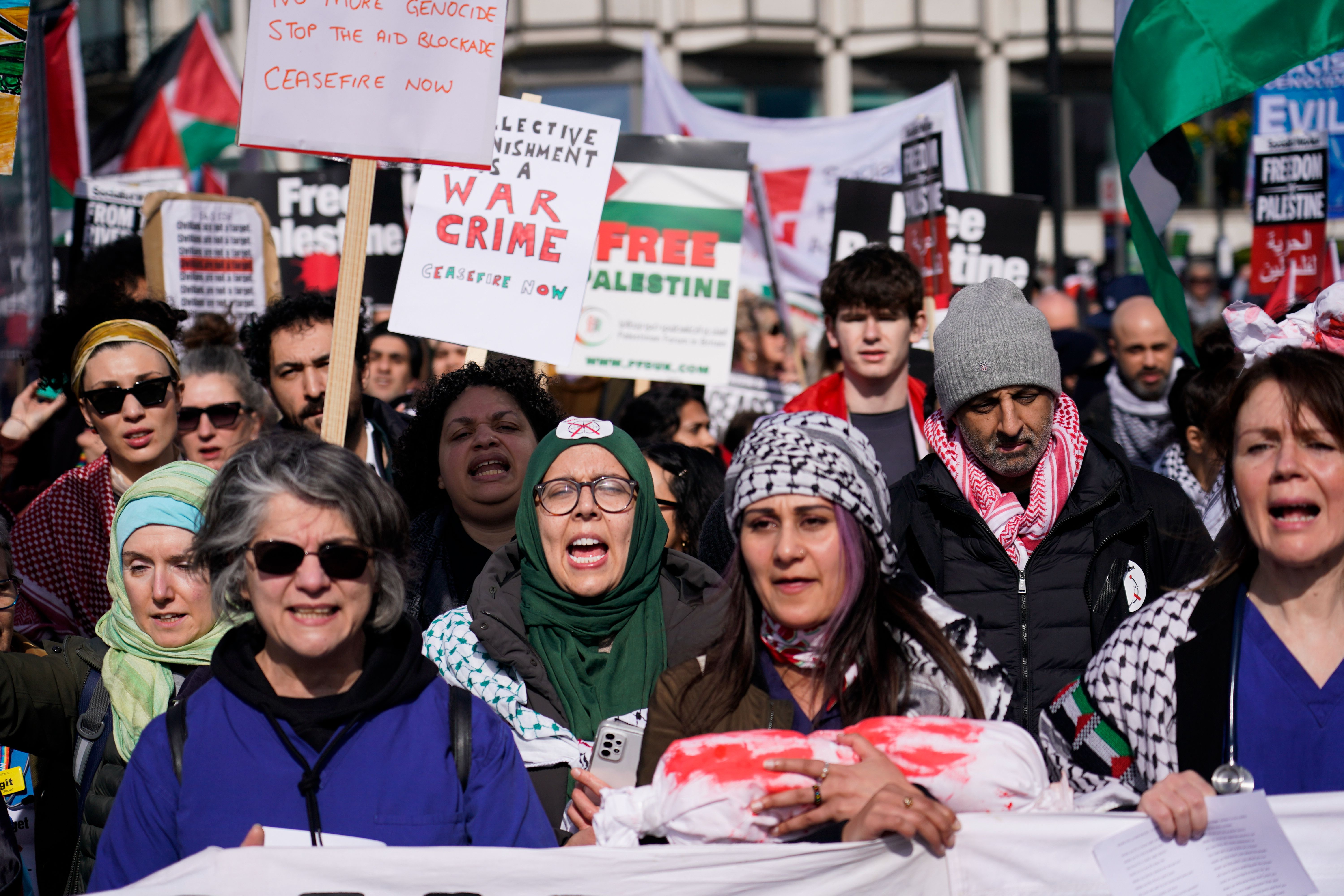 Londra'da on binler yeniden sokağa indi: 'Gazze'de şimdi ateşkes' - 2. Resim