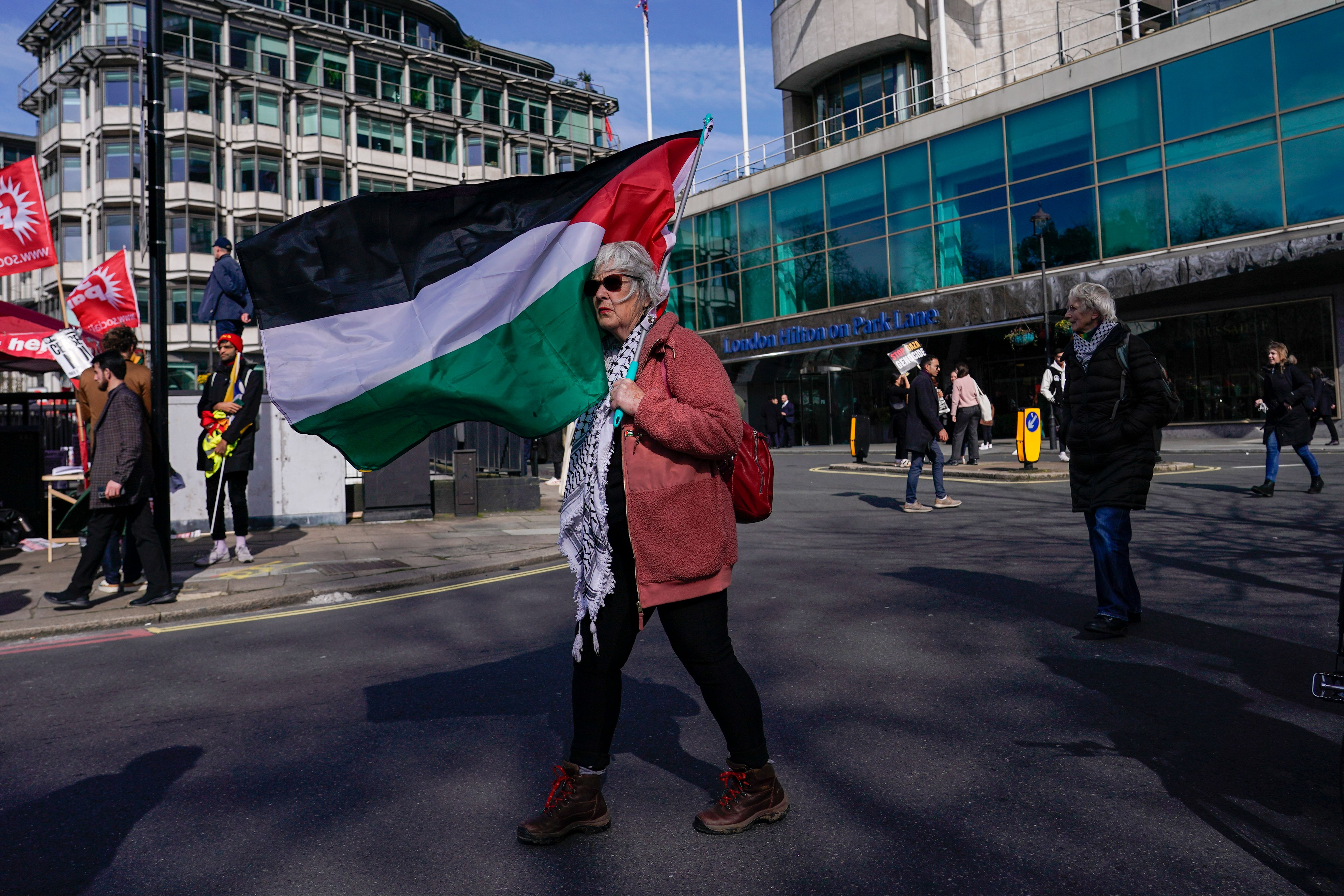 Londra'da on binler yeniden sokağa indi: 'Gazze'de şimdi ateşkes' - 5. Resim